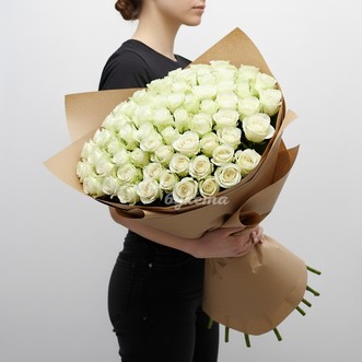 101 белая роза в крафте 70 см