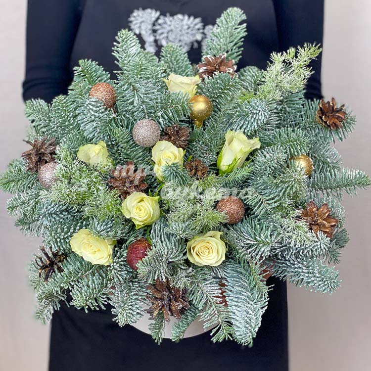 Розы на новый год в коробке (вид сверху)