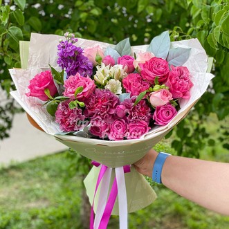 Букет из пышных роз и гвоздик