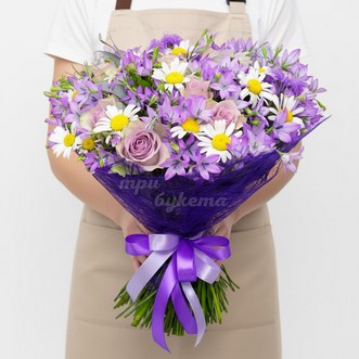 Букет из ромашек и колокольчиков