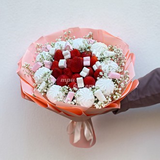 Сладкий букет из зефира и клубники