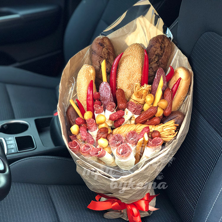 Мужской букет из мясной нарезки (в машине)