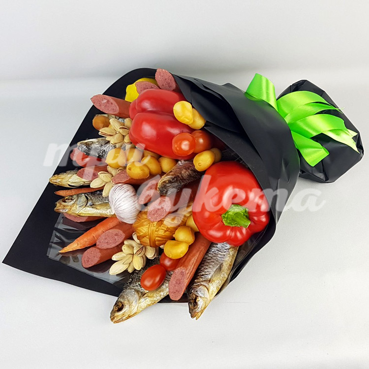 Букет из вяленой рыбы и колбасы (на столе)