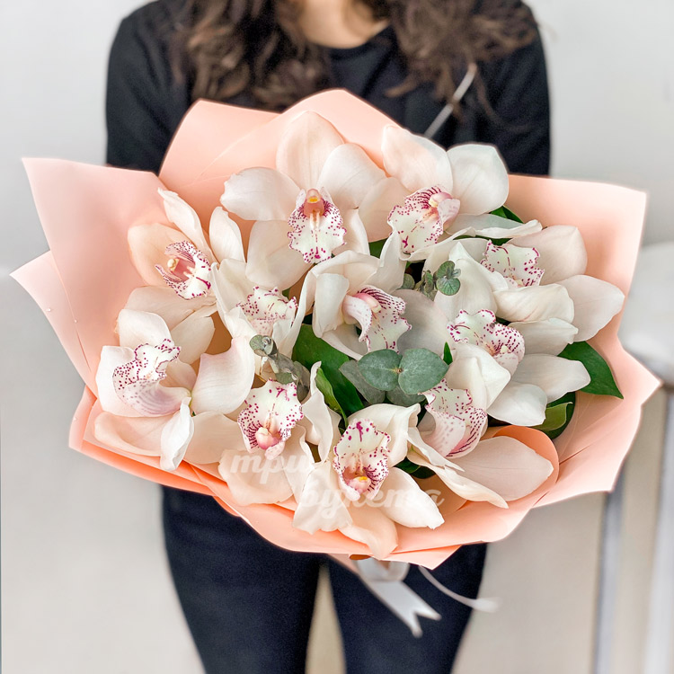 Монобукет из 11 орхидей (крупный план)
