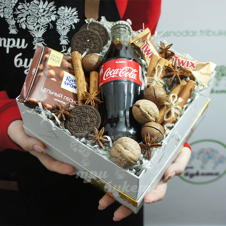 Коробочка со сладостями и орехами (под углом)