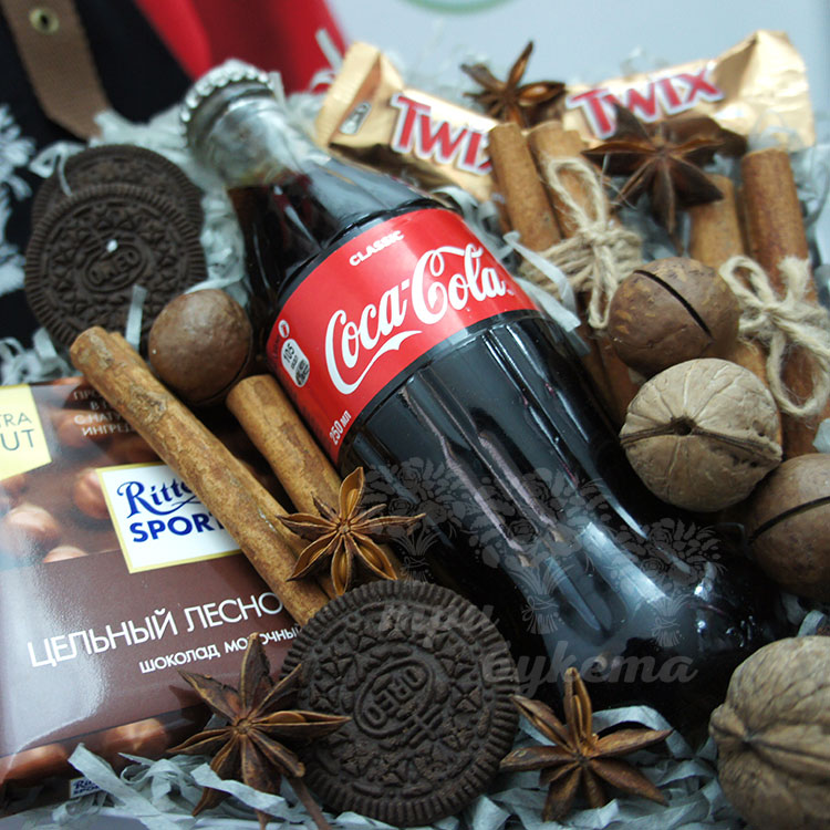 Коробочка со сладостями и орехами (вид вблизи)