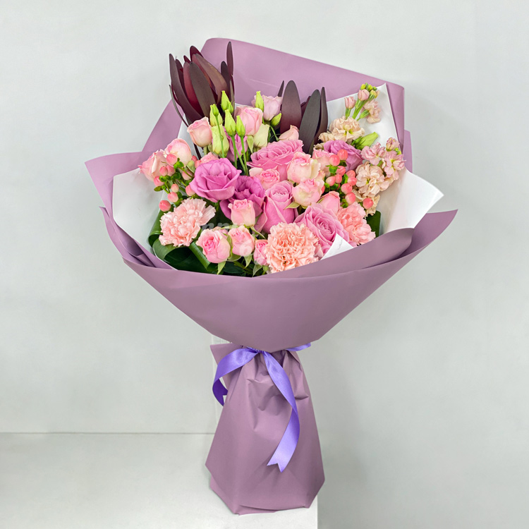 Букет из розовых роз и диантусов