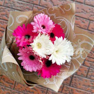 Букет из 9 розовых и белых гербер