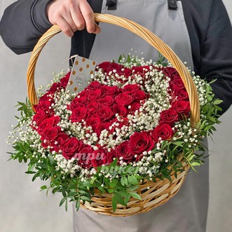 Композиция из 45 роз в виде сердца