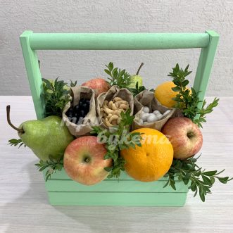 Орешки с фруктами в ящичке