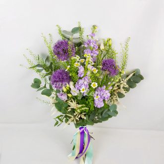 Букет из маттиол, ромашки и аллиума