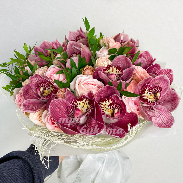 Букет бордовых орхидеи и персиковых роз (крупный план)