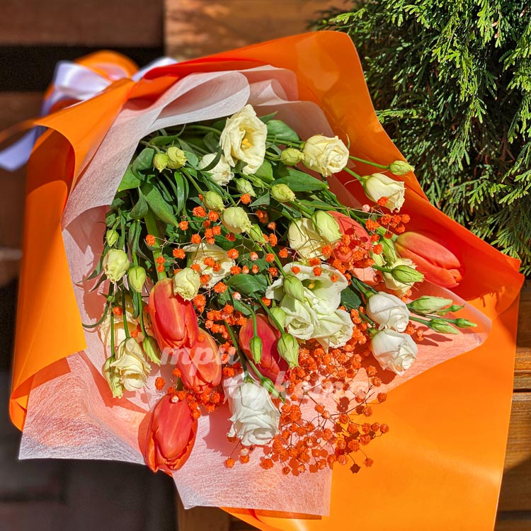 Букет эустом, тюльпанов и гипсофилы (крупный план)