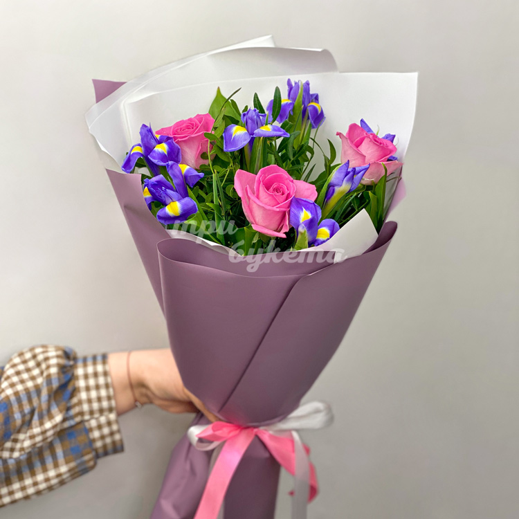 Небольшой букет роз и ирисов