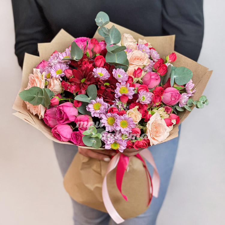 Разноцветные розы и хризантемы