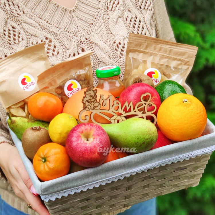 Фрукты и сухофрукты в корзине для мамы (крупный план)