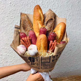 Букет из багетов, колбас и чеснока