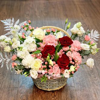 Корзина из гвоздик, роз и маттиол