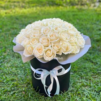Шляпная коробка 45 белых роз