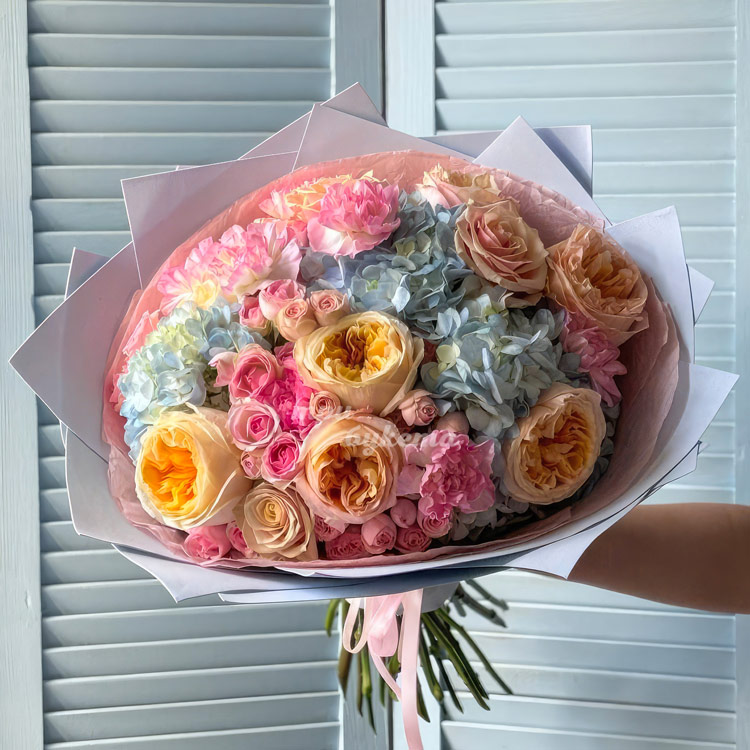 Букет ярких роз, гвоздик и гортензий (крупный план)