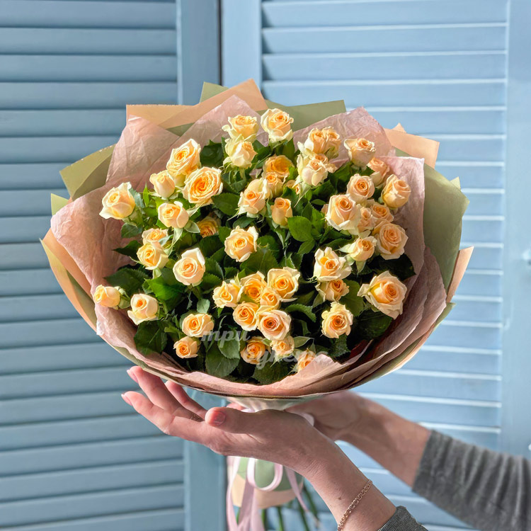 Букет из 9 желтых Кенийских кустовых роз (крупный план)