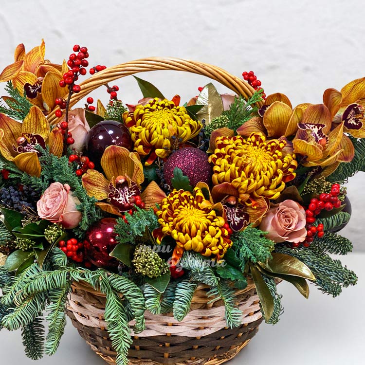 Корзина с новогодним декором и цветами (крупный план)