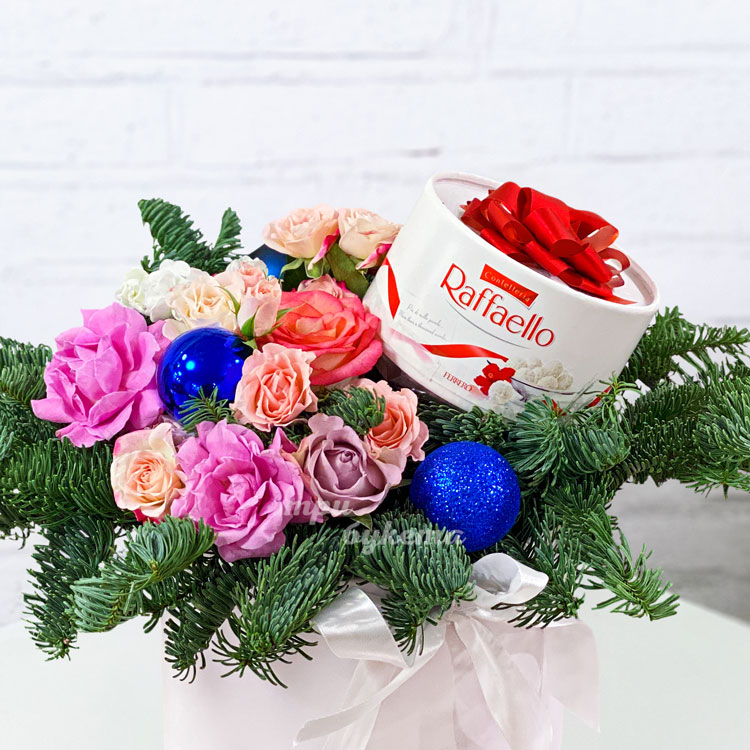 Новогодняя коробка кустовых роз с Raffaello (крупный план)