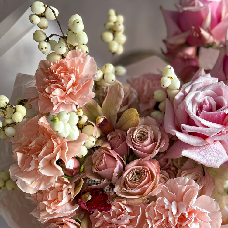 Осенний букет французских роз и диантусов (крупный план)