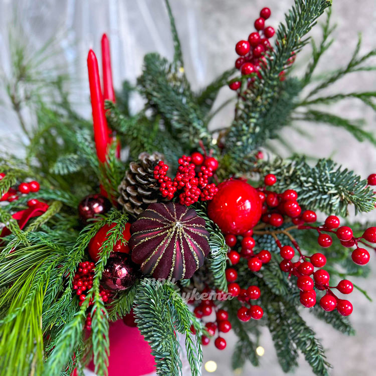 Красная новогодняя композиция со свечами (крупный план)