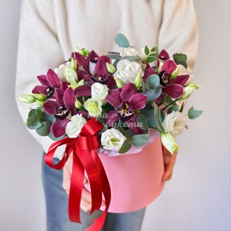 Коробка бордовых орхидей и белых эустом Коробка бордовых орхидей и белых эустом